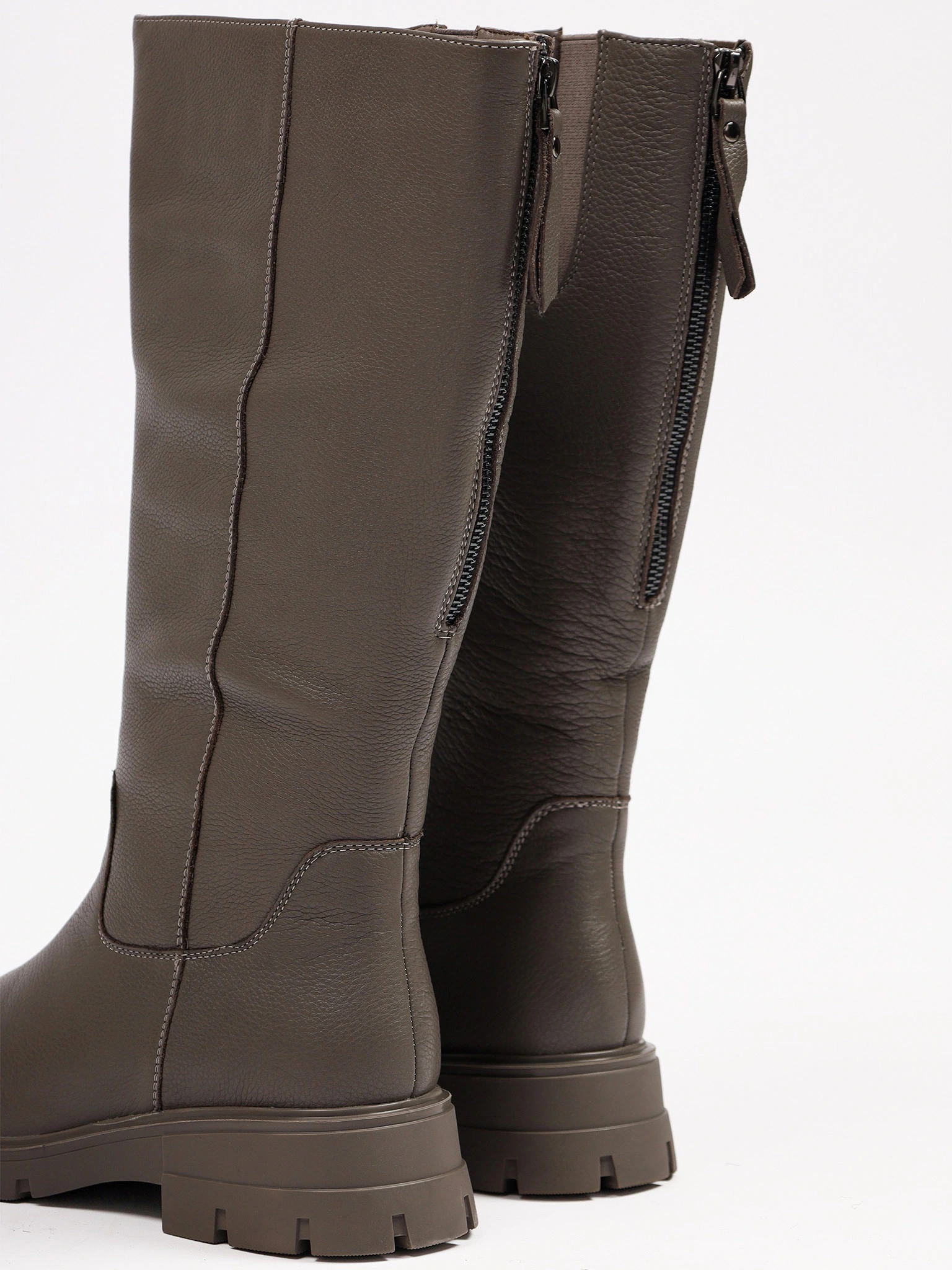 Сапоги серого цвета на рельефной подошве